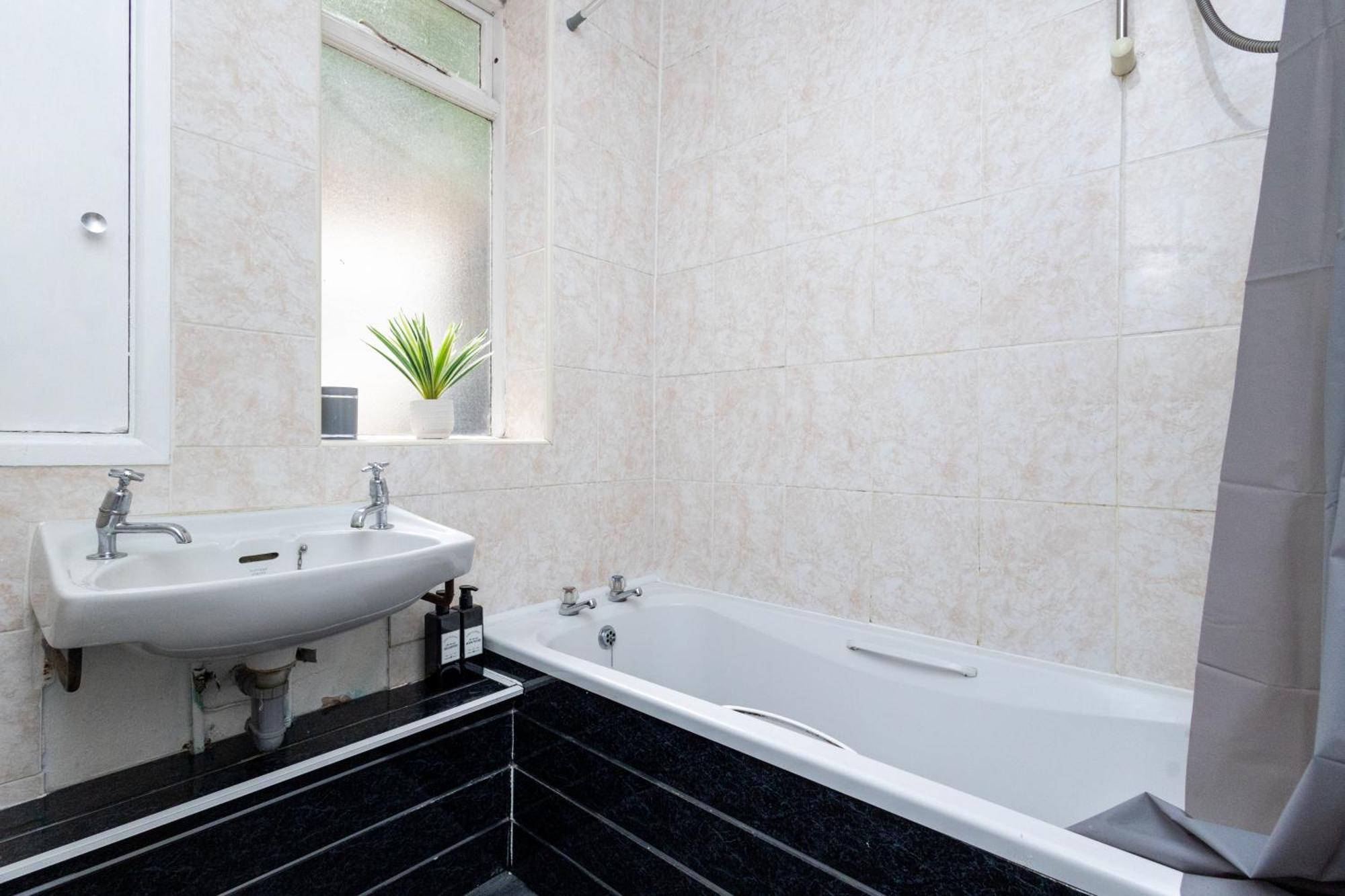 Spacious 3 Bedroom Ground Floor Apartment - 10 Mins From City Centre Leeds  Exterior foto